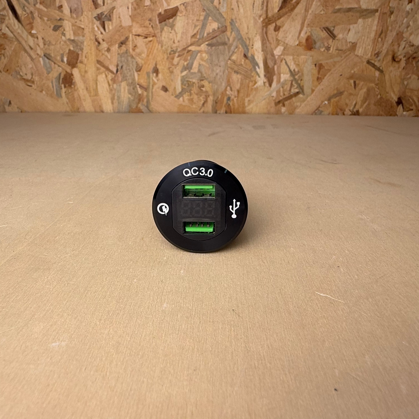 Tomada USB-A QC3.0 com Voltímetro