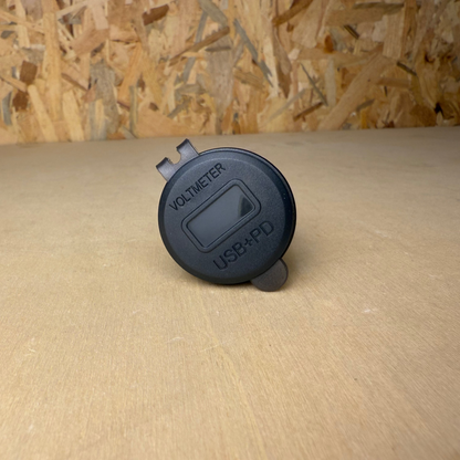 Tomada USB A + USB-C PD com Voltímetro