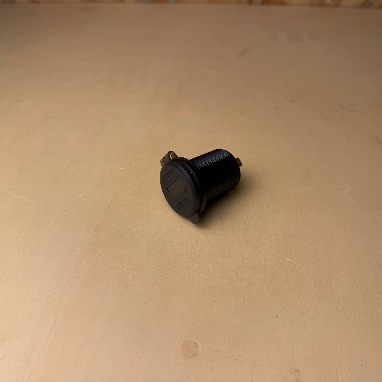 Tomada USB A + USB-C PD com Voltímetro