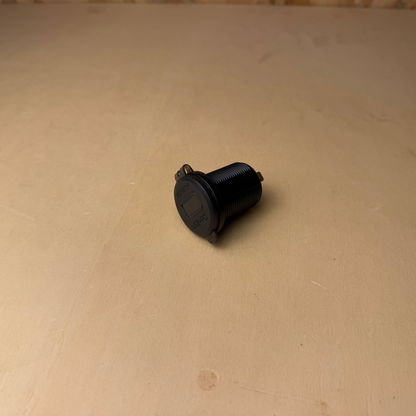 Tomada USB A + USB-C PD com Voltímetro