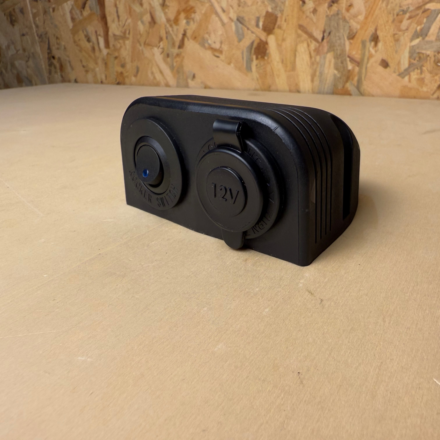 Suporte Saliente para 2 Tomadas 12/24V